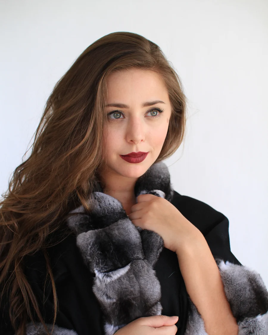 Cashmere cape with chinchilla fur detail